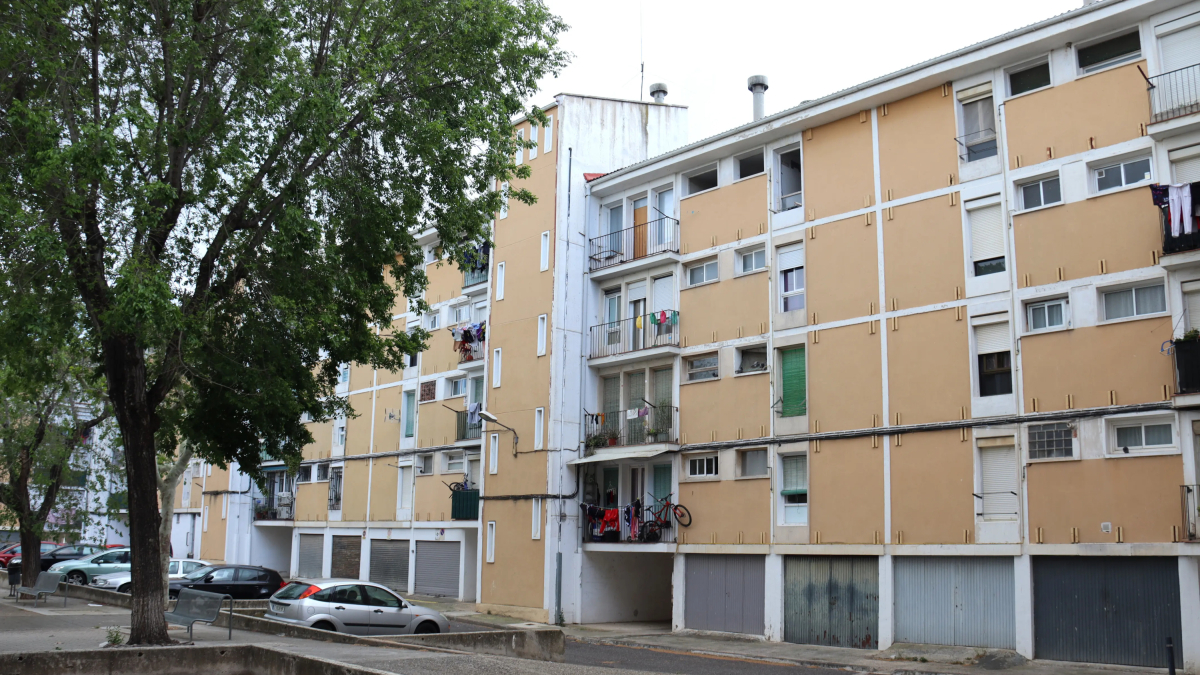 Un bloc de pisos del barri de Centcelles a Constantí.