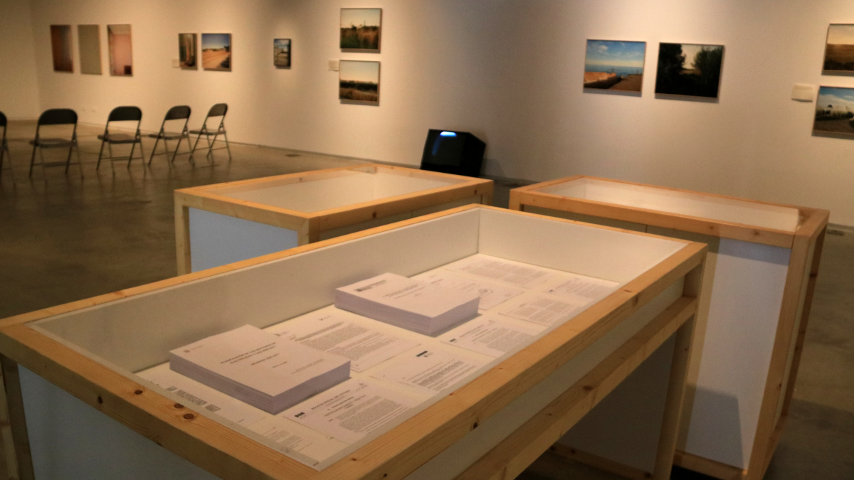 Documents en vitrines al mig de l'exposició de recerca fotogràfica del Castor de l'artista Paula Artés a Lo Pati.