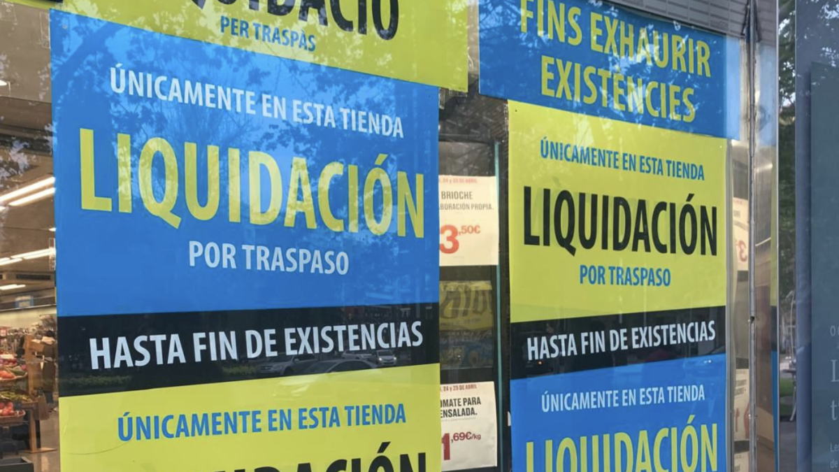 Imatge dels cartells penjats al supermercat.