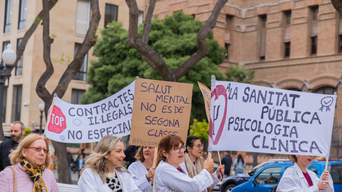 El colectivo se manifestó ayer en Tarragona para evidenciar su enfado por la situación generada en diferentes centros.