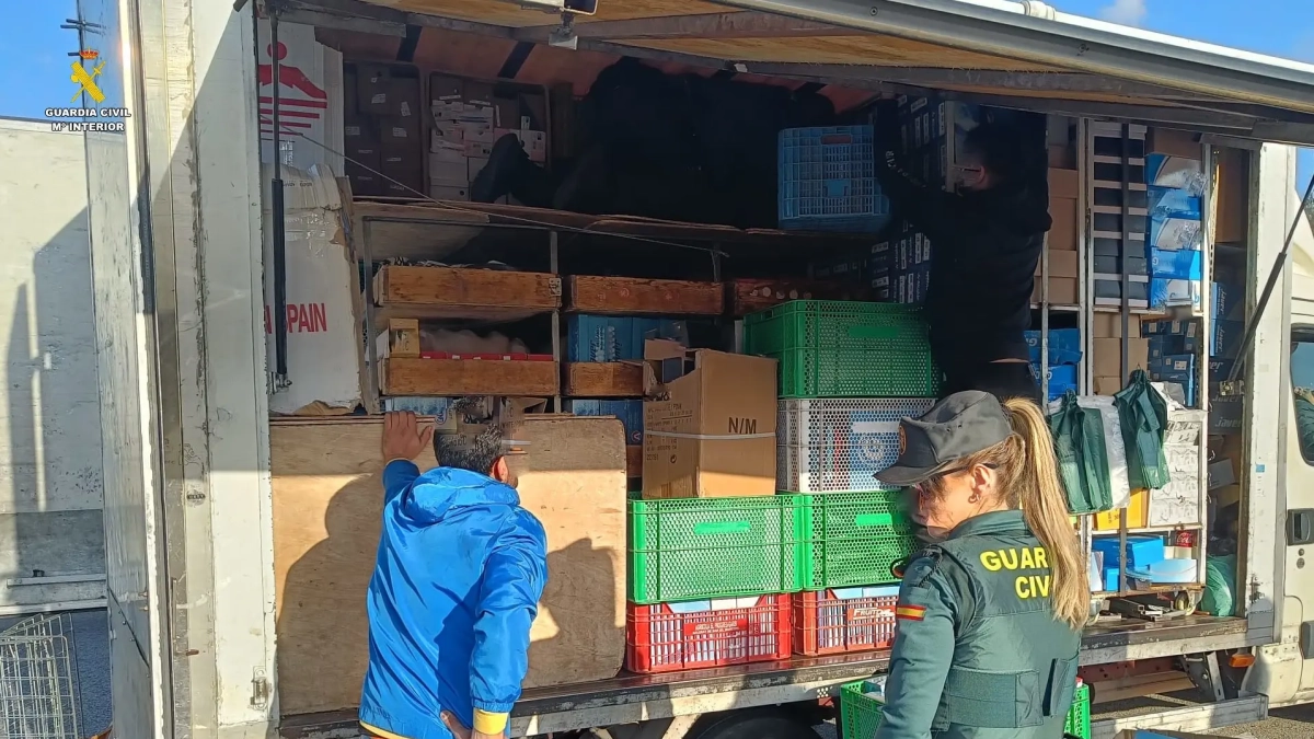 Una furgoneta portava sabatilles esportives falses per vendre al Mercat de Bonavista.