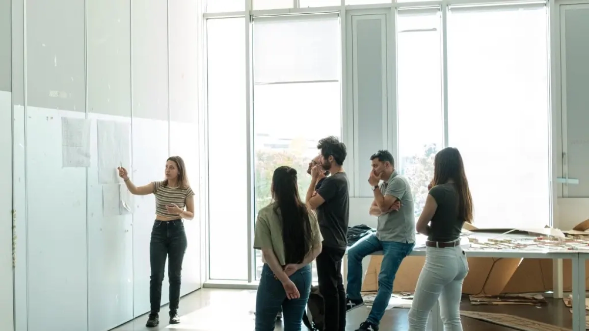 El número de plazas surge por|para la diferencia entre altas y bajas de personal del año pasado.