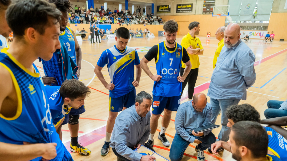 El técnico Jesús Muñiz donante instrucciones a sus jugadores durante el último partido de ‘play-off’.