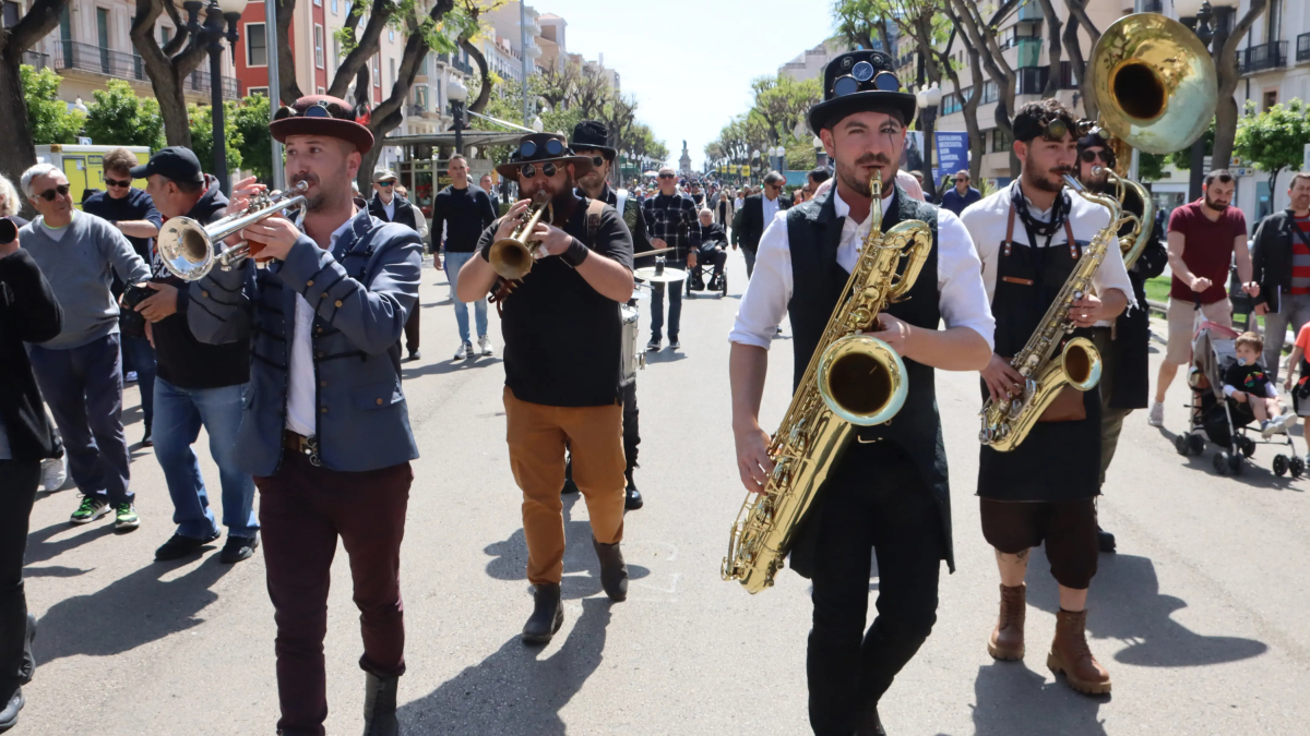 Varios músicos de la Steam Brass Band durante uno de los espectáculos de calle del Festival Dixieland de Tarragona.