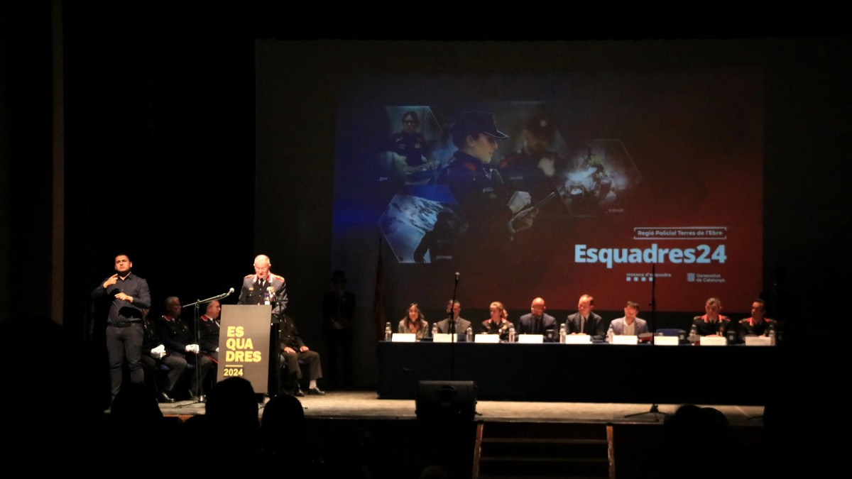 El intendente Joan Carles de la Monja haciendo su discurso en el Dia de les Esquadres 2024 en el Ebre.