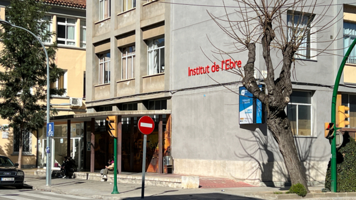 Imatge de l'edifici de l'IES de l'Ebre de Tortosa.