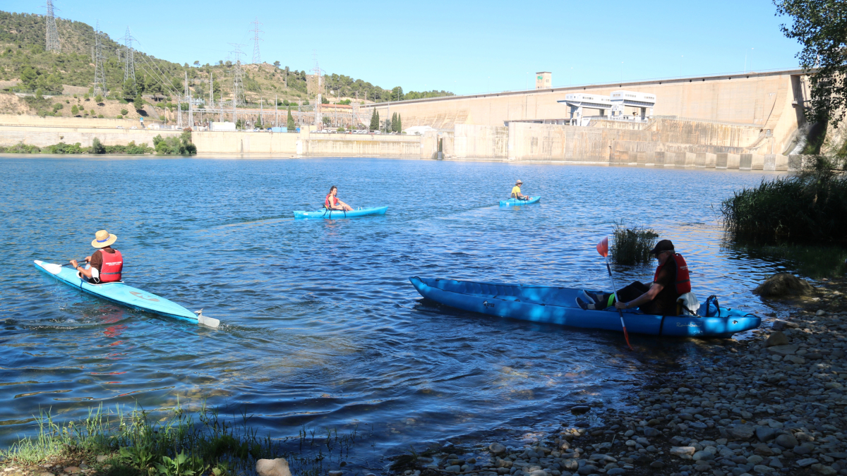 Imagen de los participantes a la Marcha de los Sedimentos del 2021 entrante en el río Ebro con los kayaks