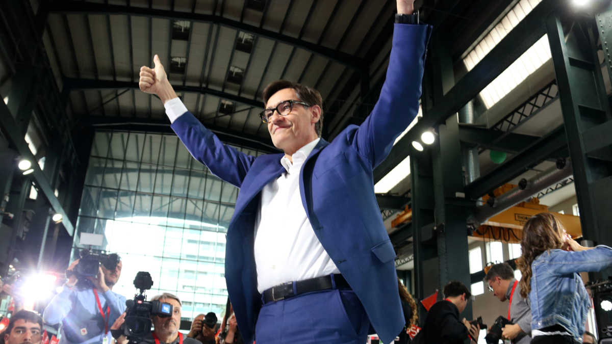 Salvador Illa con los pulgares alzados en el inicio de campaña, en Sabadell