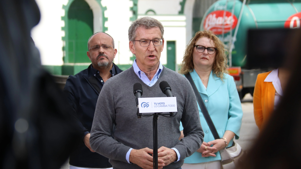 El presidente del PP, Alberto Núñez Feijóo, ante los medios de comunicación en una empresa de aceite en Tortosa