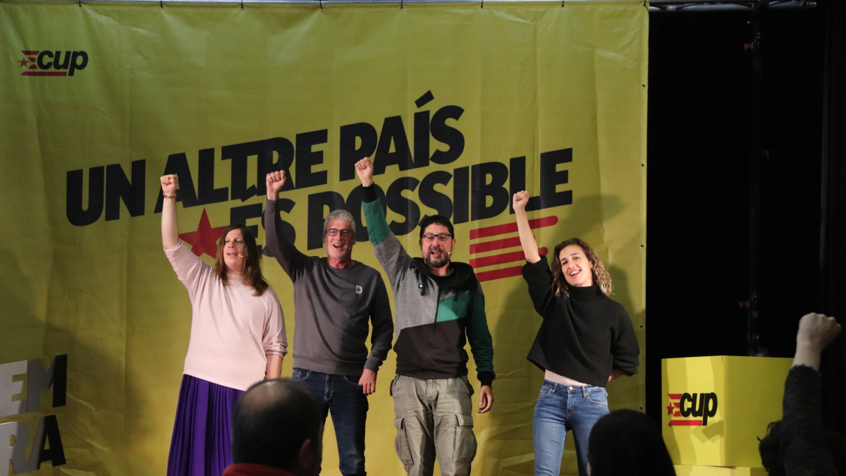 La cabeza de lista de la CUP, Laia Estrada, acompañada de los candidatos Sergi Saladie y Ortèsia Cabrera