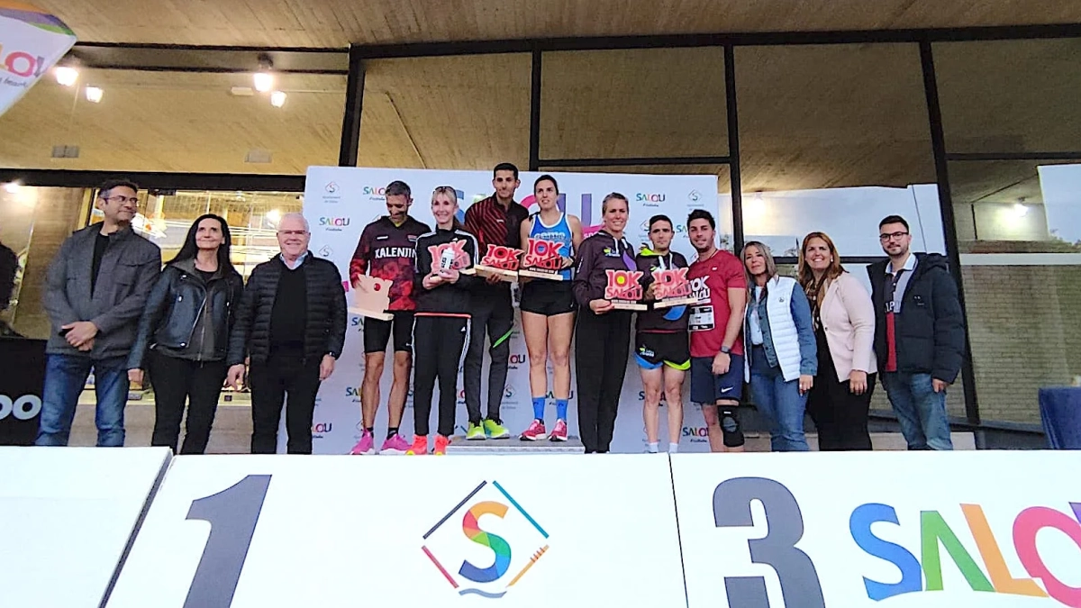 Imagen de los ganadores de la carrera con sus trofeos