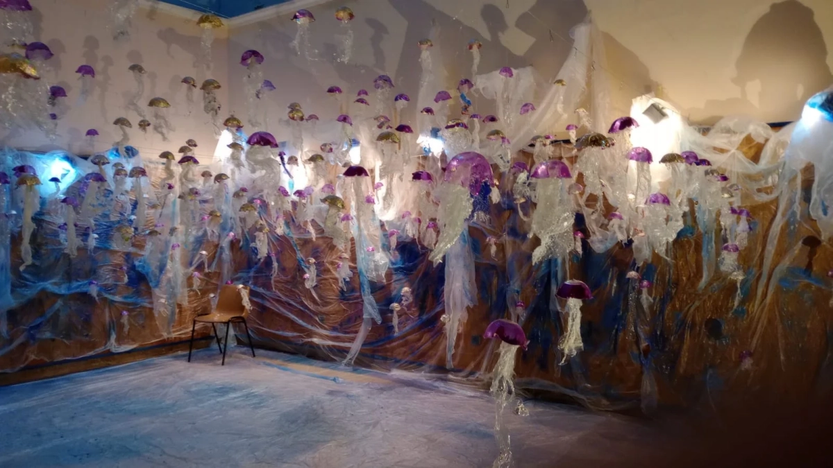 Sala donde se encuentra la exposición ‘La mar de plàstic’, ubicada en el Casal de les Monges de Roda de Berà.