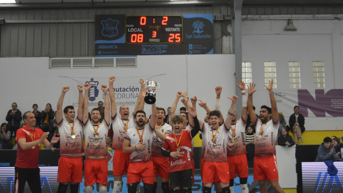 La plantilla en el completo del Club Voleibol Santo Pere y Sant Pau celebrando el título de campeón de Superliga 2, después de alcanzar el ascenso el sábado.