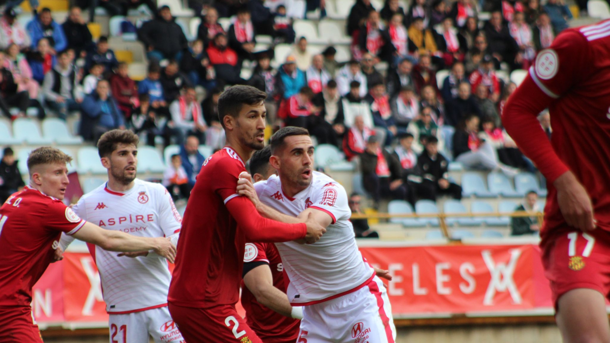Pablo Trigueros en una acción defensiva el domingo.