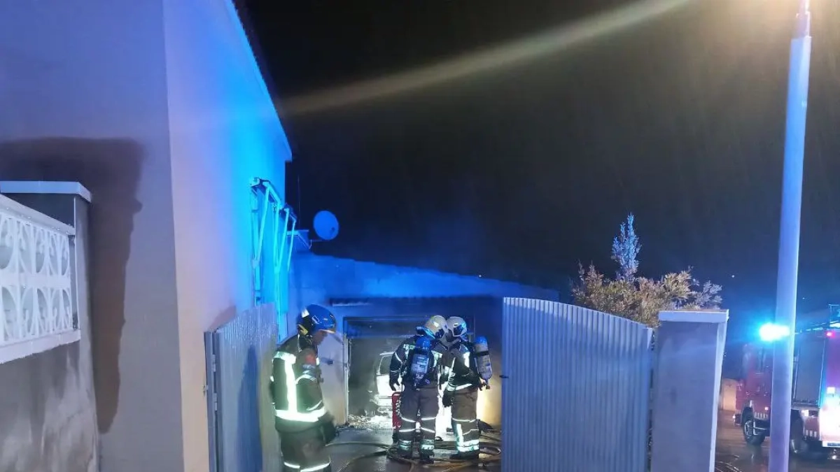 Se bomberos trabajando en la casa de los Pallareses afectada por|para un incendio.