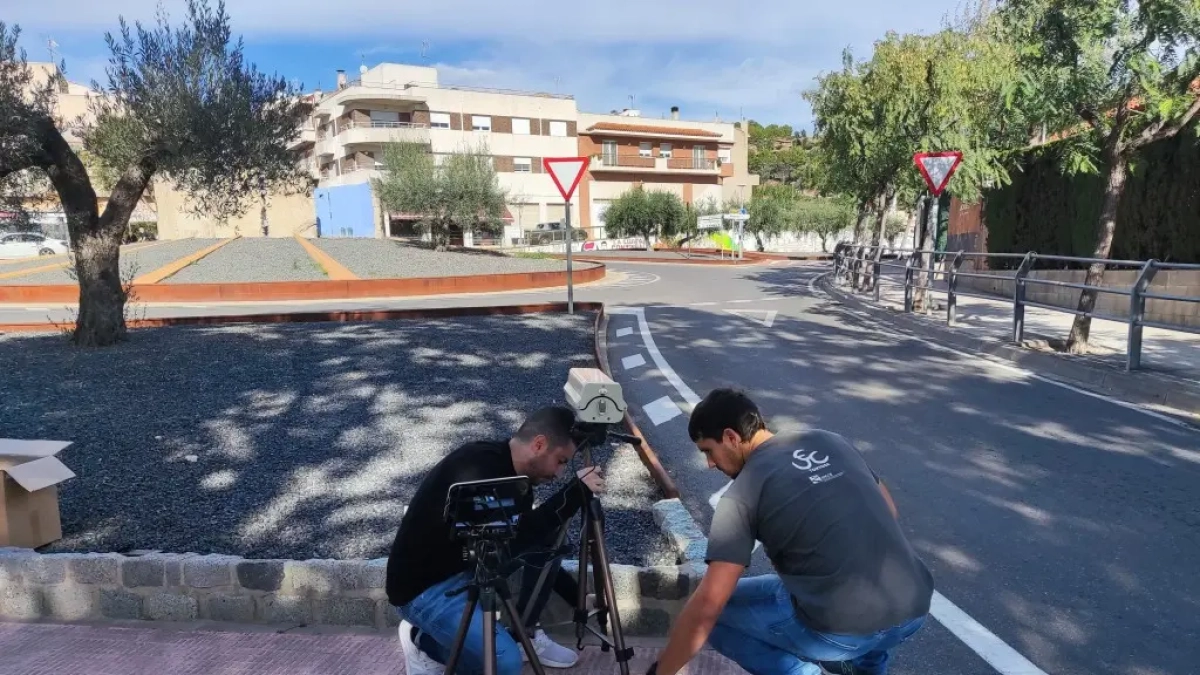 Investigadores de la URV instalan los dispositivos para una de las actuaciones de la operación Sensòrica.