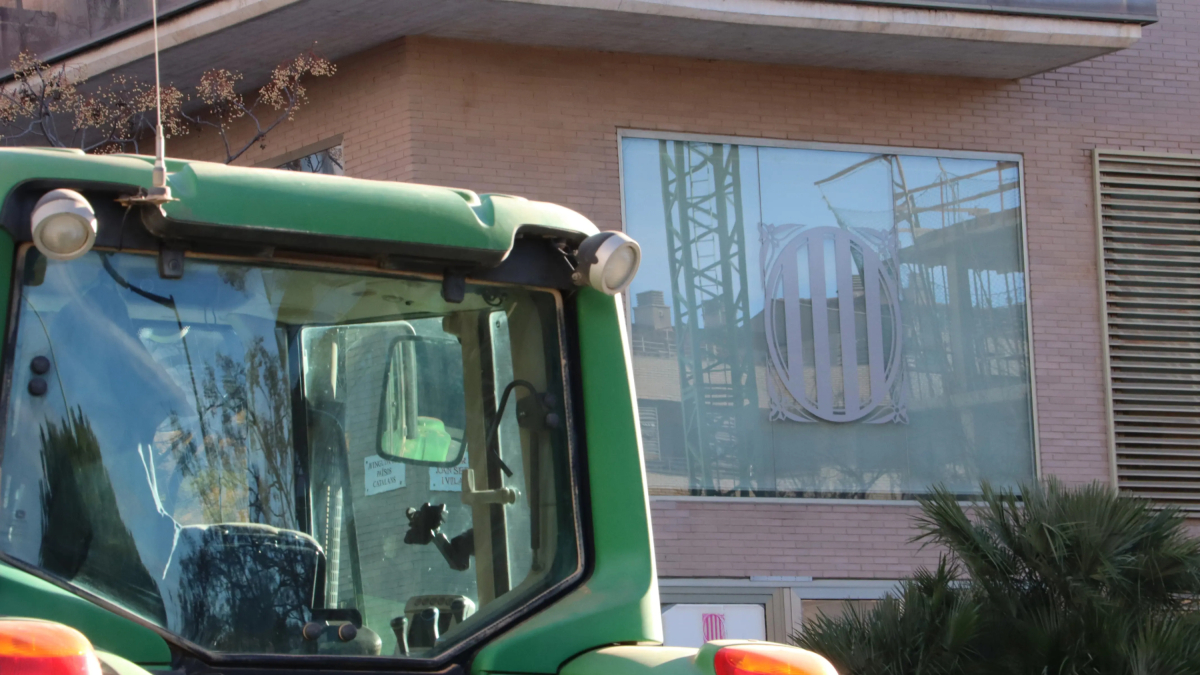 Un tractor aparcat davant la seu dels serveis territorials del Departament d'Acció Climàtica a Tarragona.