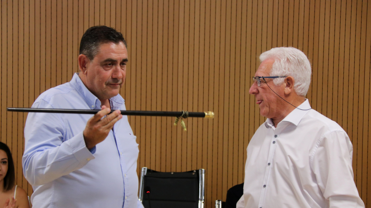Javier Reverté, 'Xapo', recibe la vara de alcalde de la Ràpita de manos del concejal Pedro Hernández.