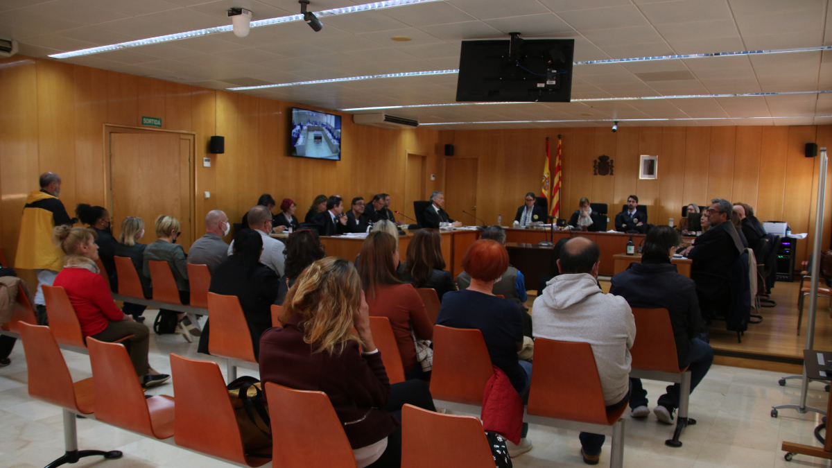 Los acusados por varios delitos, entre ellos el de determinación a la prostitución, sentados en la sala en el primer día de juicio en la Audiencia de Tarragona.