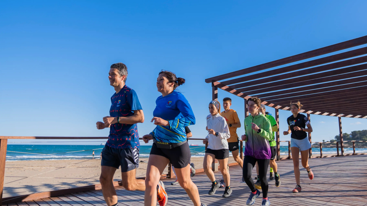 Los corredores participando en la ‘masterclass’ ofrecida por el campeón del mundo de Trail Daniel Castillo.