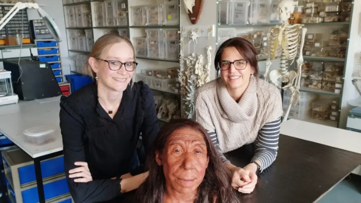Emma Pomeroy y Lucía López-Polín con la reconstrucción.