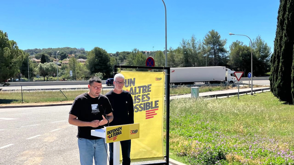 El cabeza de lista de la CUP por Lleida, Bernat Lavaquiol; y el cabeza de lista por Tarragona, Sergi Saladié, durante una rueda de prensa.