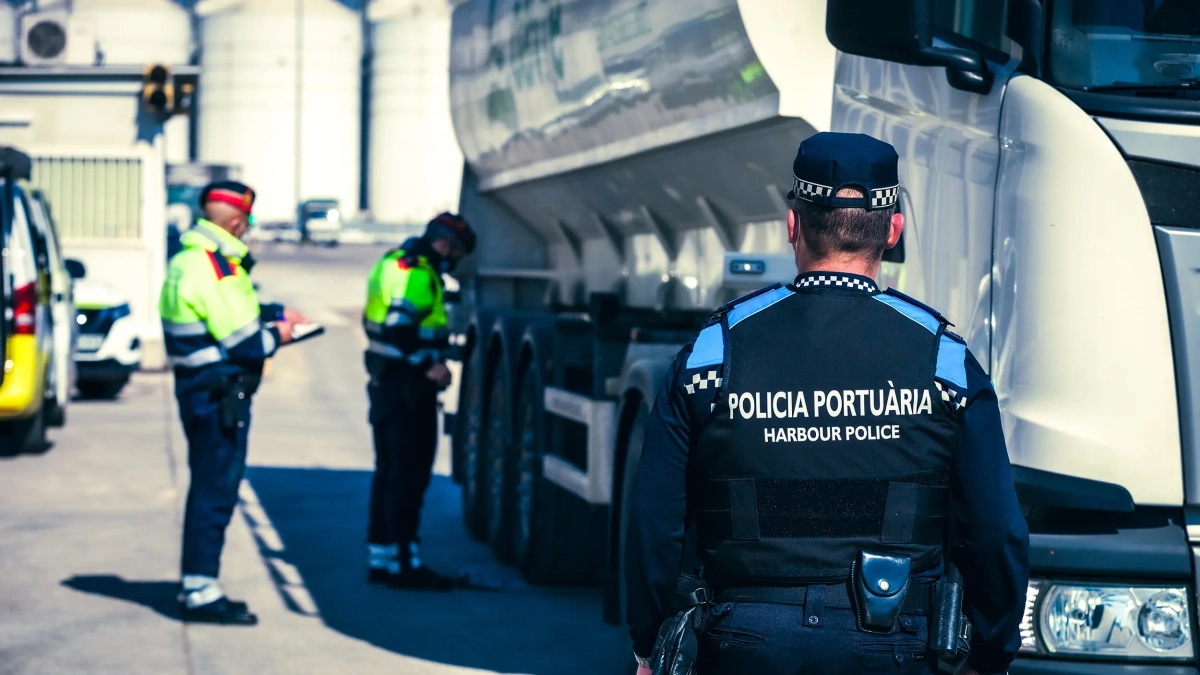 Imagen de una agente de la policía portuaria del Puerto de Tarragona y agentes de Mossos.