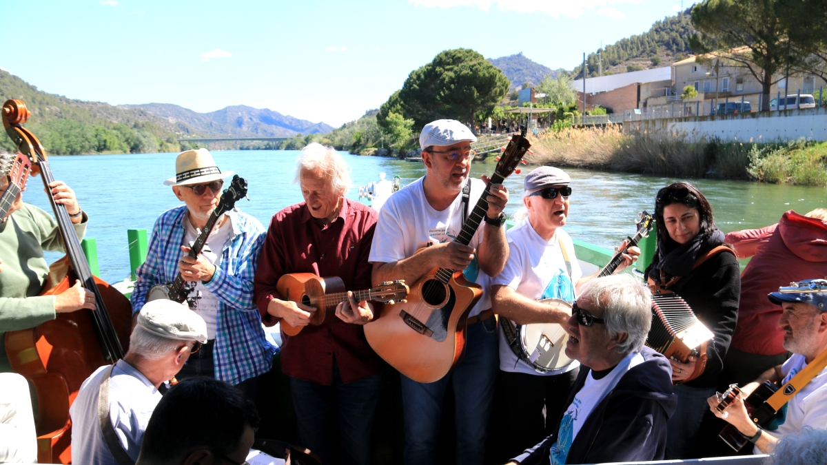 Arturo Gaya y Jaume Arnella en el primer grupo de músicos que han cantado a Pete Seeger en el laúd de Benifallet.