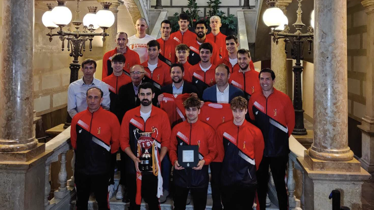 El CV Sant Pere i Sant Pau a l'Ajuntament de Tarragona durant l'acte de reconeixement.