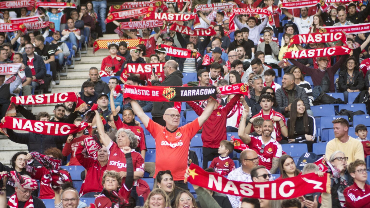 Imagen de un desplazamiento de la afición grana.