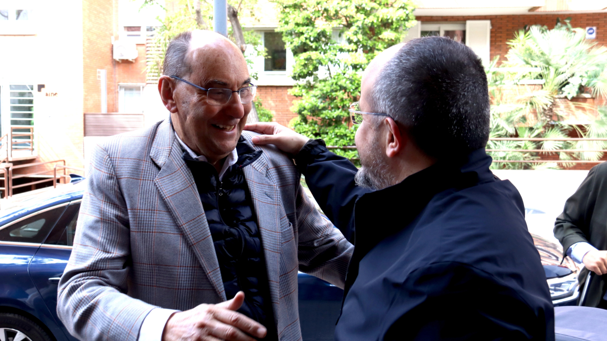 Alejo Vidal-Quadras saluda el candidat del PPC, Alejandro Fernandez