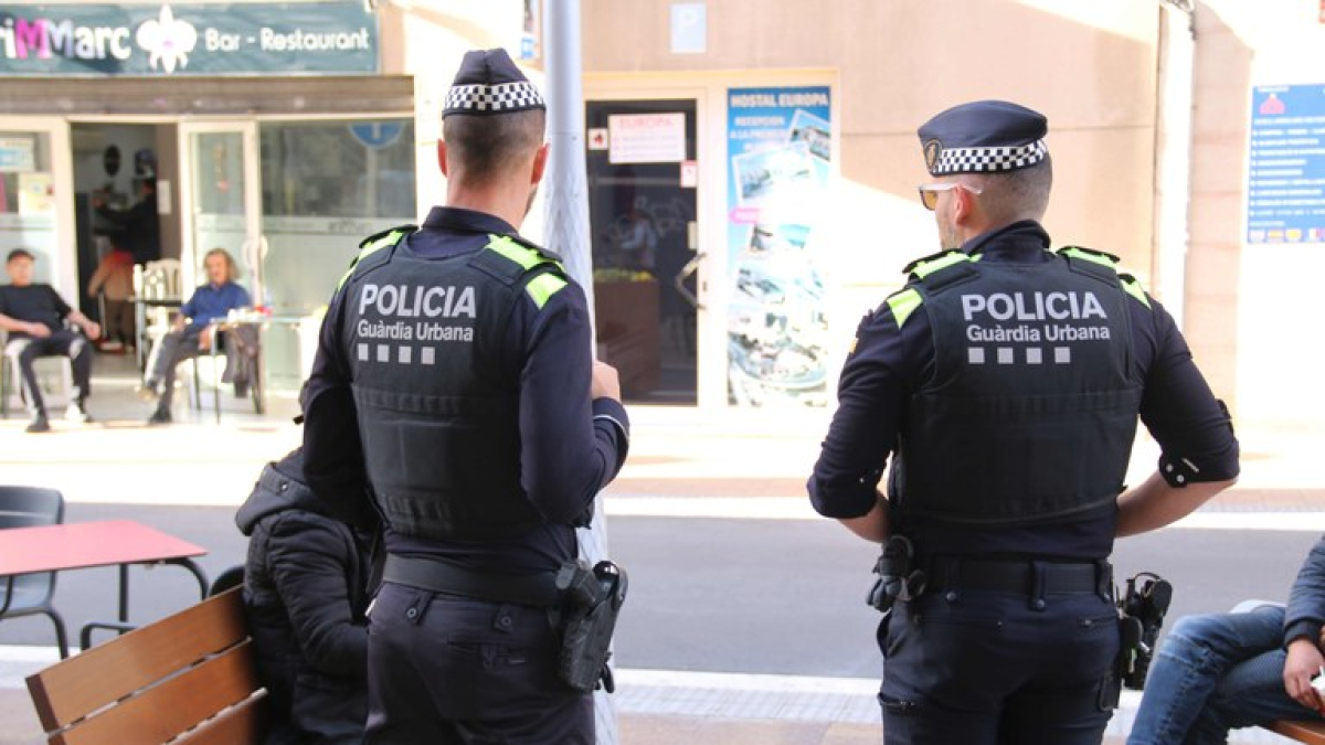 Dos agents de la Guàrdia Urbana de Tarragona a la Part Baixa de la ciutat.