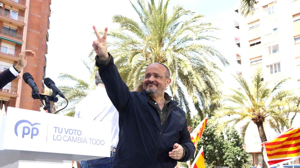 El candidato del PPC, Alejandro Fernández, llega al mitin de Badalona