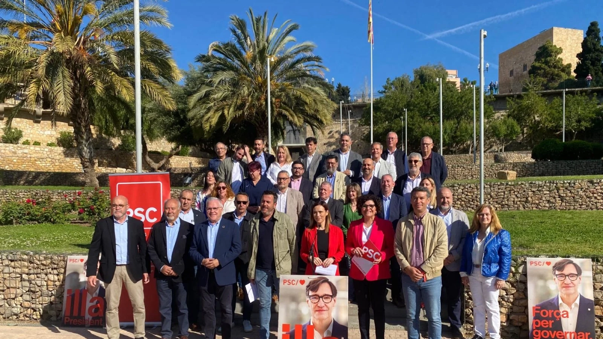 Los alcaldes del PSC de la demarcación de Tarragona, acompañados de la candidata socialista, Rosa Maria Ibarra