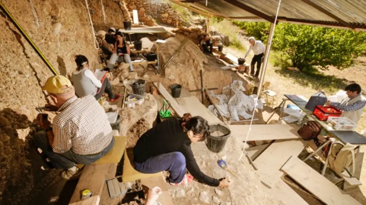 Investigadors treballant en el jaciment del Molí de Salt.