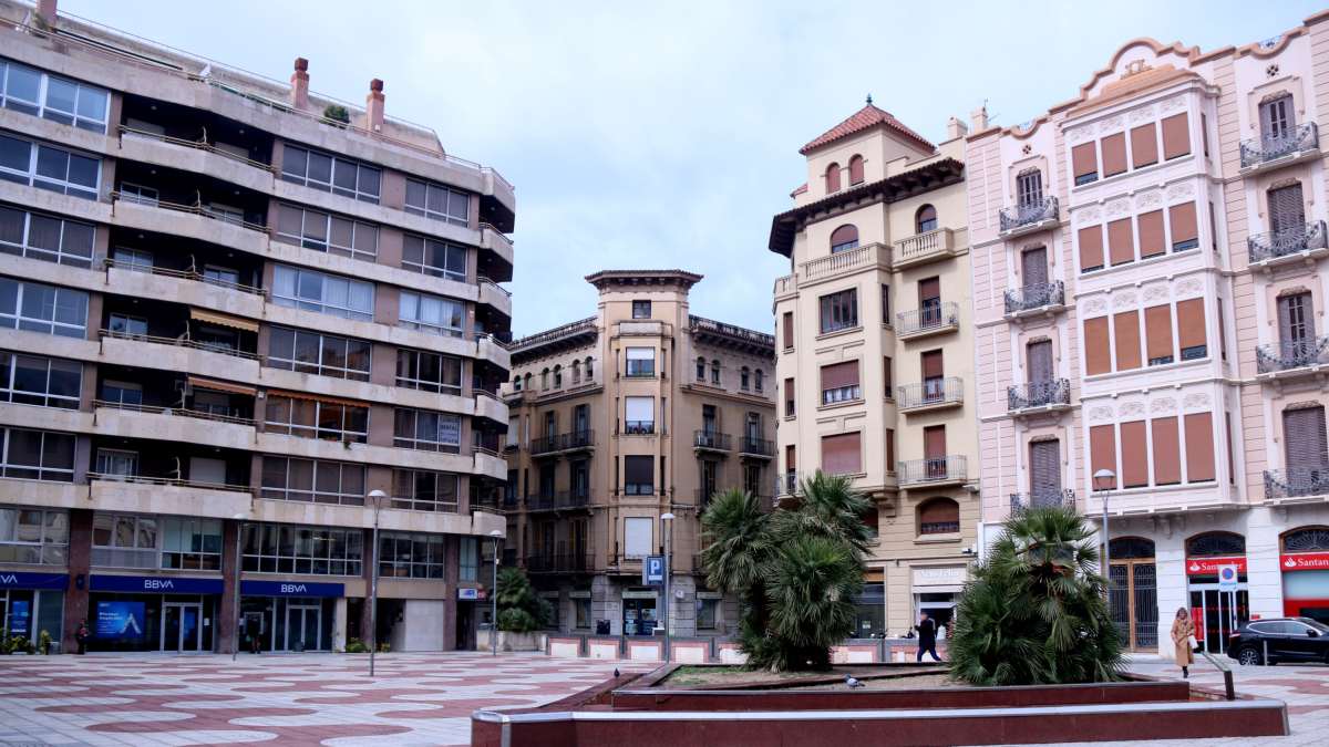 La plaza de Alfons XII de Tortosa, con la entrada del aparcamiento, al fondo.