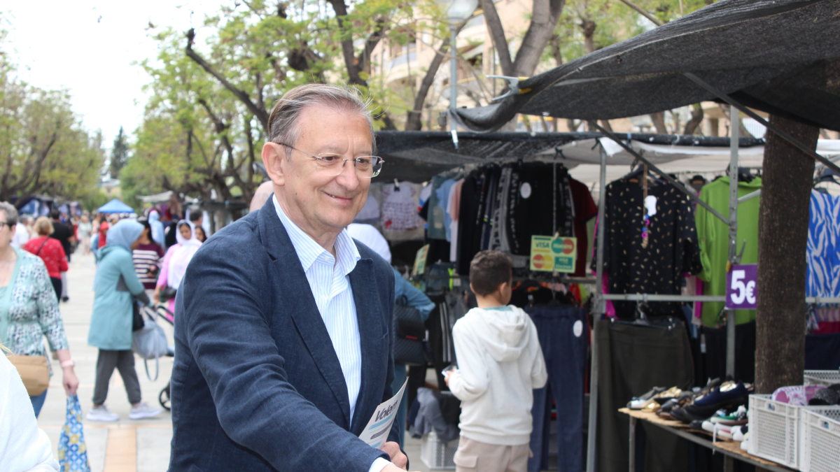 El candidato popular Pere Lluís Huguet durante su visita a Tortosa.
