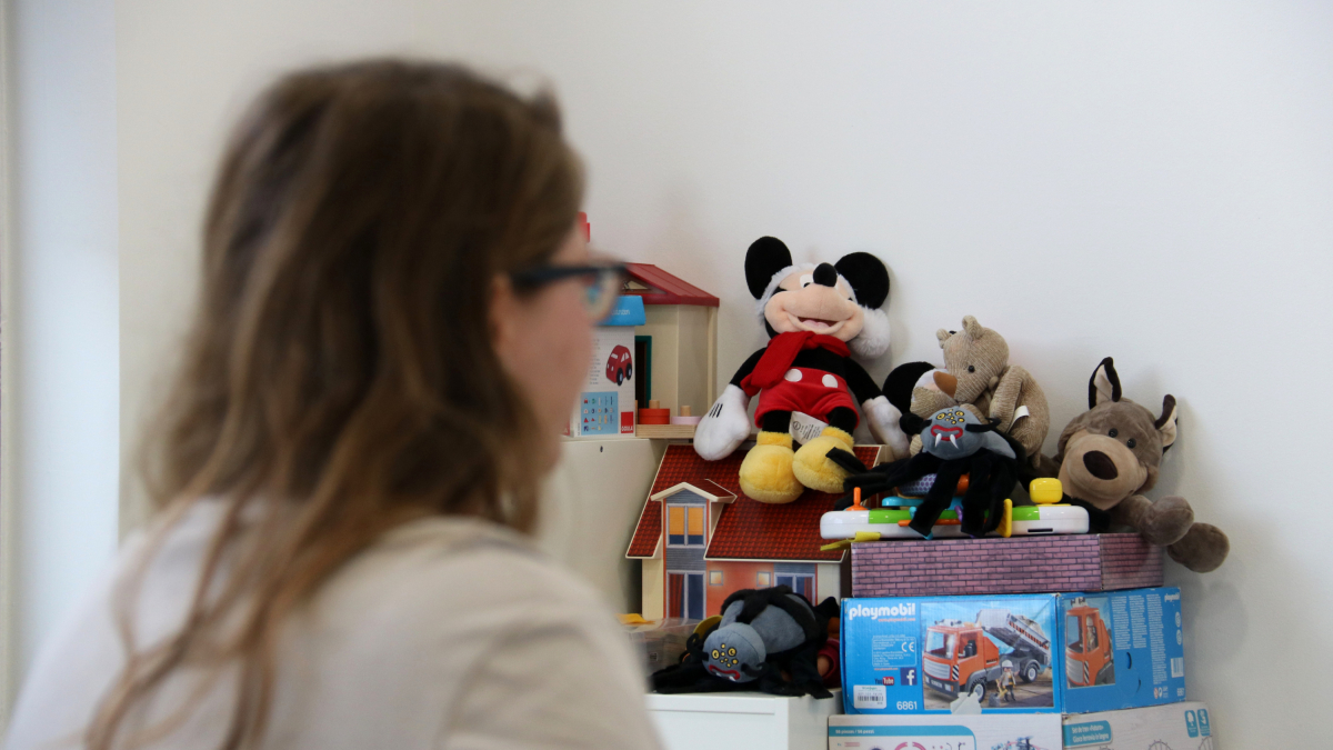 Fotografia d’arxiu d’una usuària d’un SIE, explicant el seu cas en una entrevista.