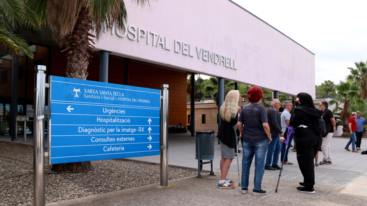 Usuarios en el exterior del Hospital del Vendrell.