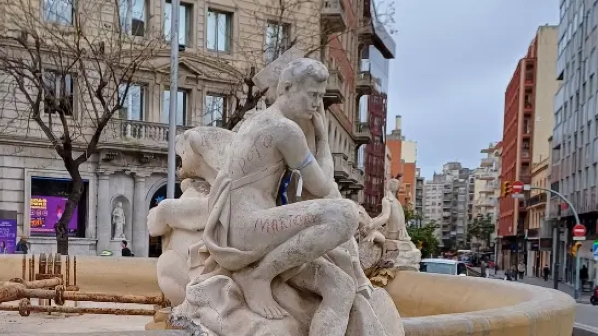 Estat en que es troba una de les escultures de la Font del Centenari.
