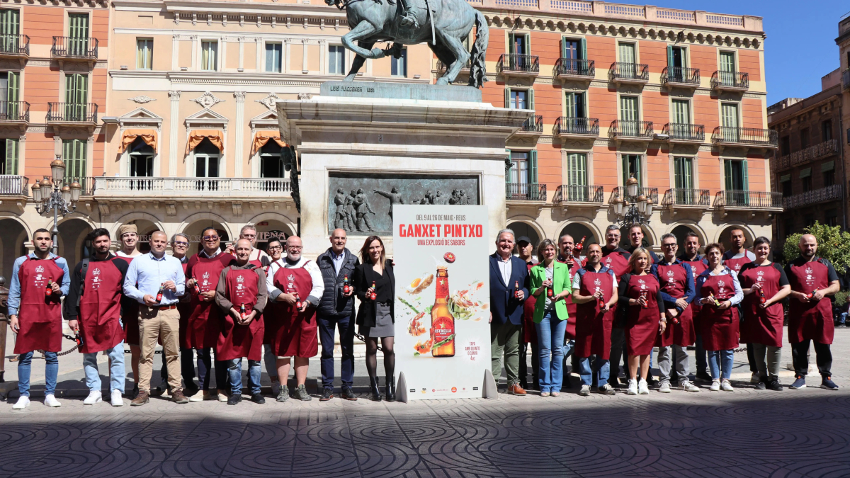 Fotografía de familia de la Ganxet Pintxo en la plaza Prim.