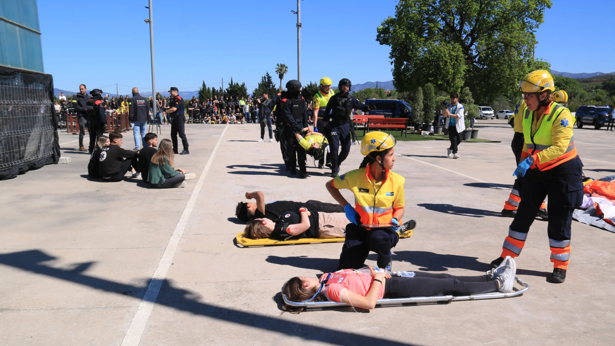 Policies, tècnics del SEM i altres cossos de seguretat en l'exercici de simulacre de les JETE a Tortosa.