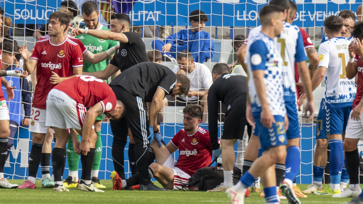 El cos mèdic del Nàstic atenent Álex Mula durant el partit contra el Sabadell del passat diumenge.