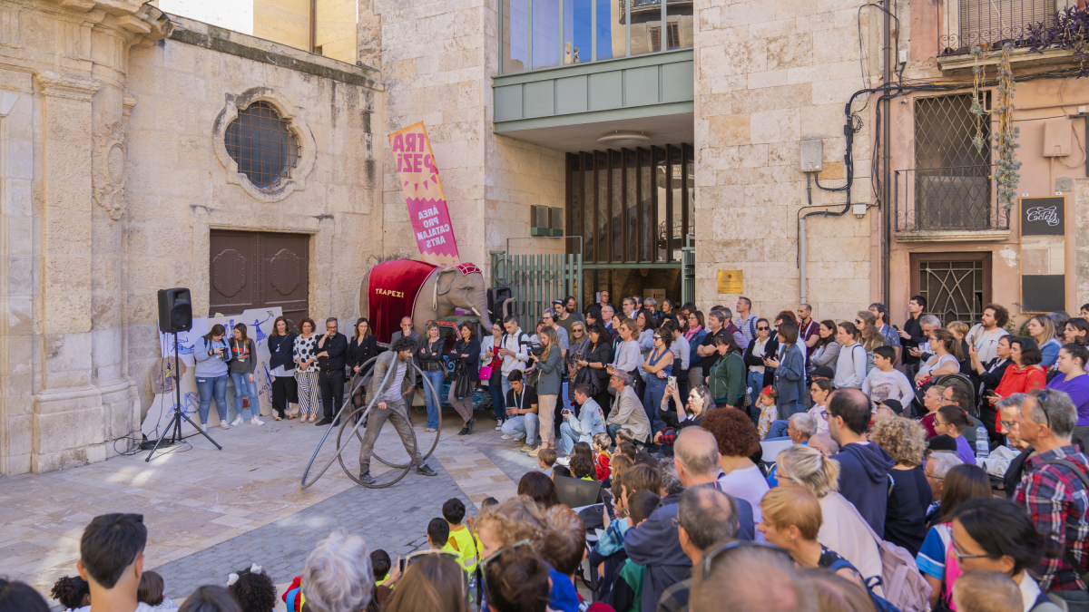 La plaza del Castell se llenó para ver las peripécias de Martí Soler y pasarlo bien con el espectáculo inaugural.