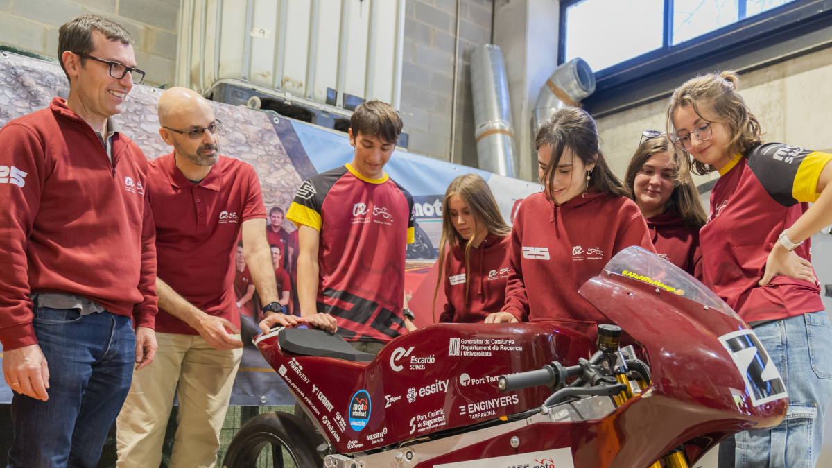Integrants de l’equip URVoltage Racing amb la moto que va competir l’edició anterior al MotoStudent.