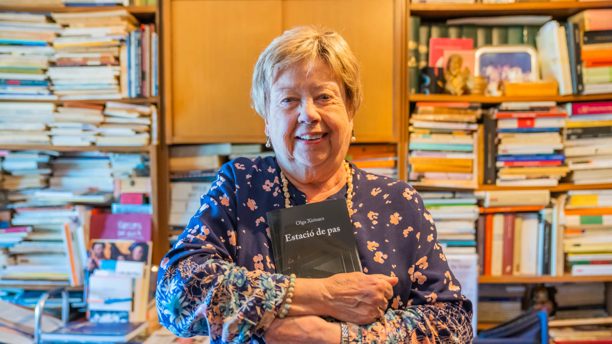 L’escriptora Olga Xirinacs, al despatx de casa seva, amb el seu nou llibre