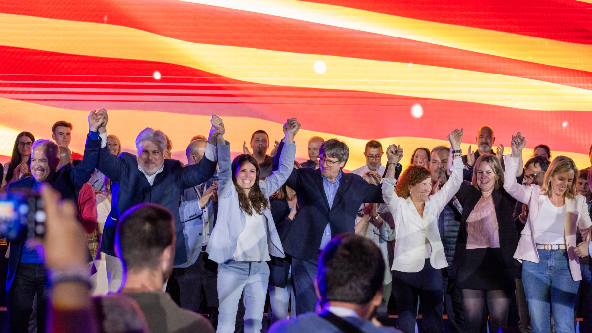 Mònica Sales y Carles Puigdemont en el mitin celebrado en el Espacio Jean Carrère d'Argelers.