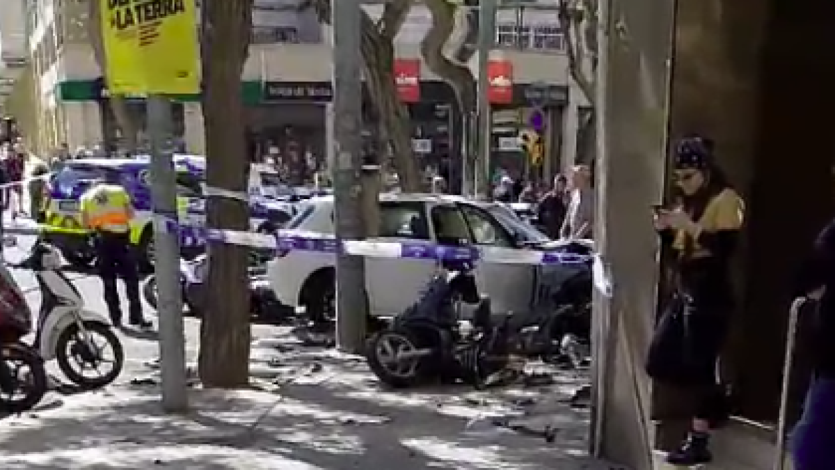 Video de l'accident d'un cotxe al Tradicionarios de l'Avinguda Catalunya de Tarragona.
