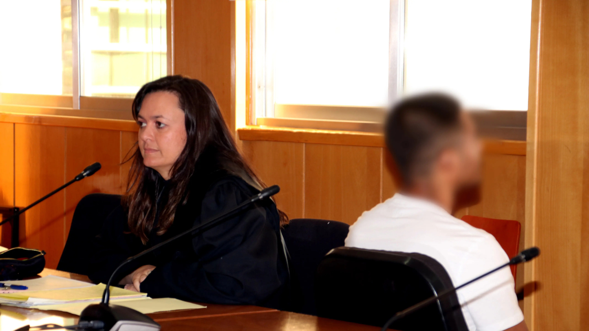 El acusado de agredir sexualmente a un menor en Reus y su abogada al inicio del juicio celebrado en la Audiencia de Tarragona.