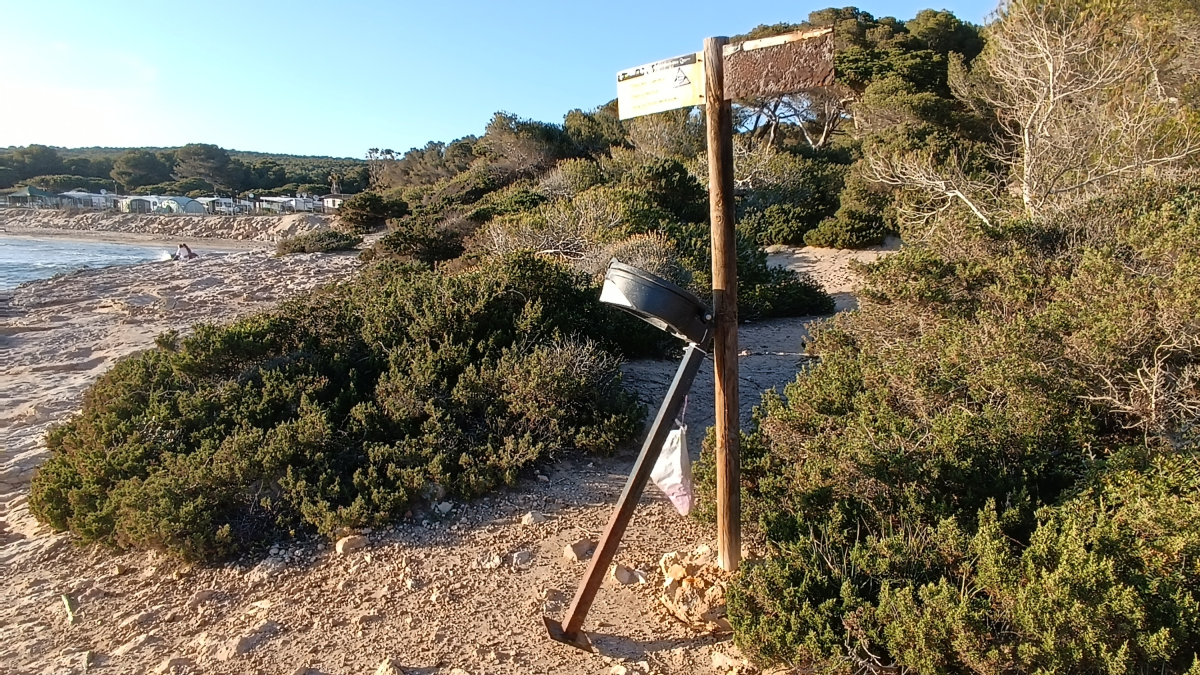 Imagen de una papelera rota.